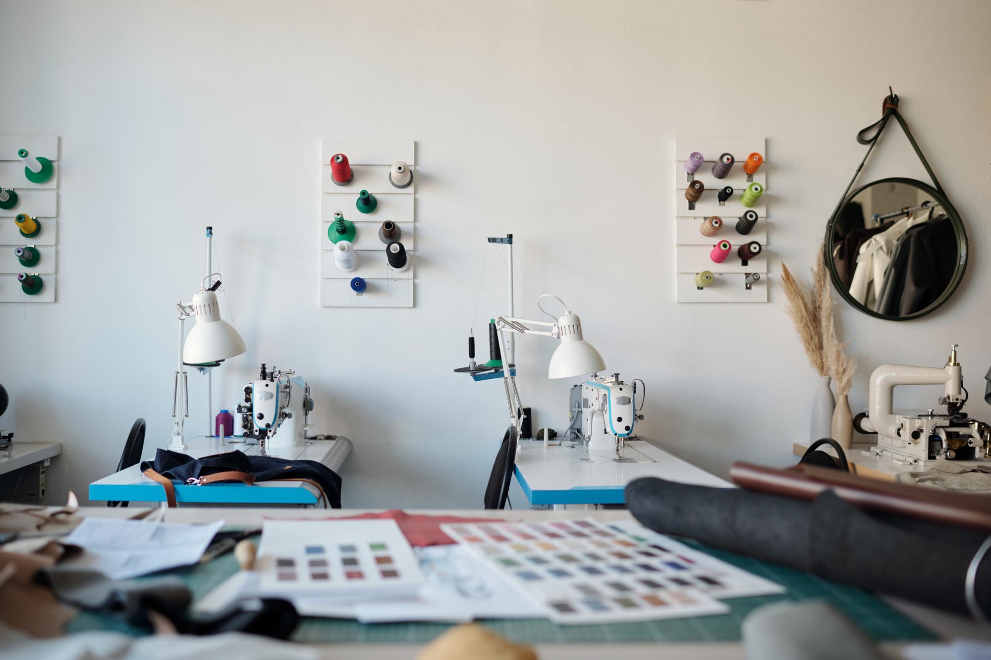 atelier haftu z maszynami i próbnikami nici
